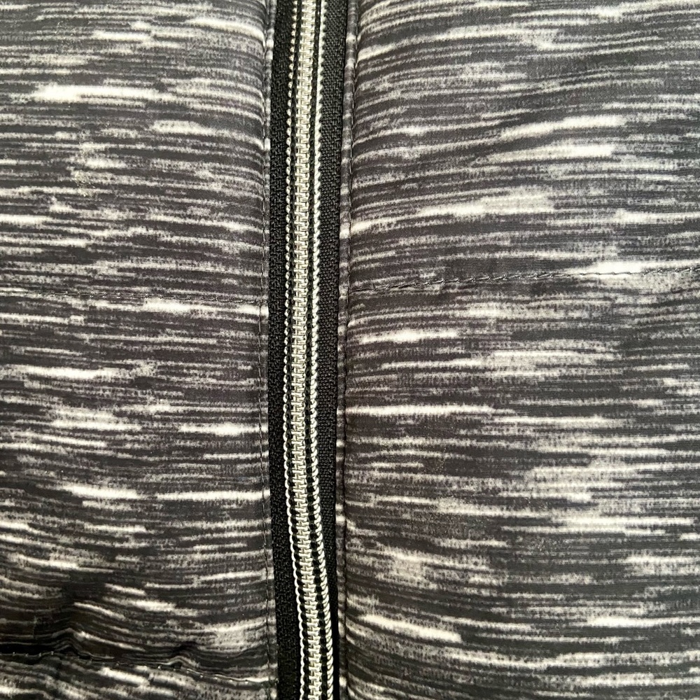 MED CHRISTOPHER & BANKS PUFFER VEST - Picture 7 of 8